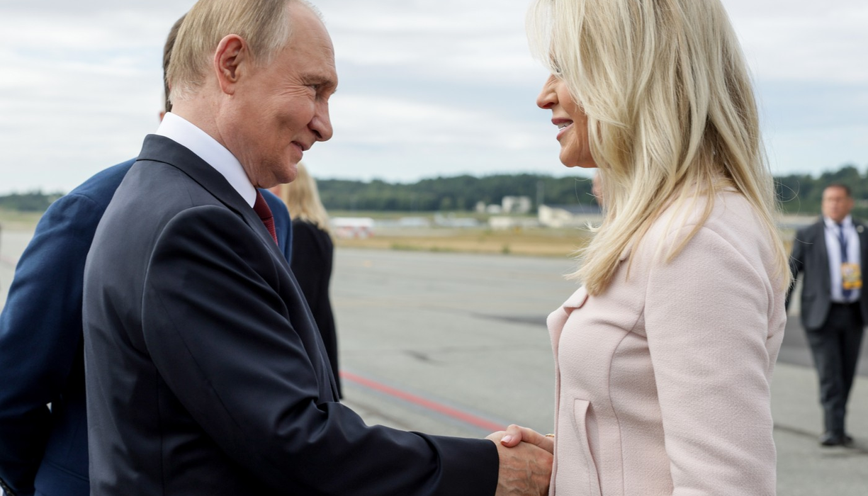 Președintele Rusiei, Vladimir Putin, și Monica Crowley, șefa Protocolului Statelor Unite, își dau mâna înainte de plecarea lui Putin de la Anchorage, după o întâlnire cu președintele american Donald Trump. Foto: Profimedia
