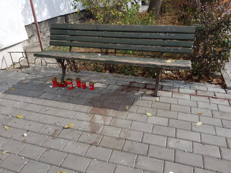 Adolescentul a căzut pe pavelele din fața blocului, iar medicii nu au mai putut face nimic pentru el