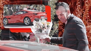 "Mogulul Calapoadelor" și-a umplut Ferrari-ul Portofino cu buchete imense de flori. Apariție care a întors toate privirile în Capitală