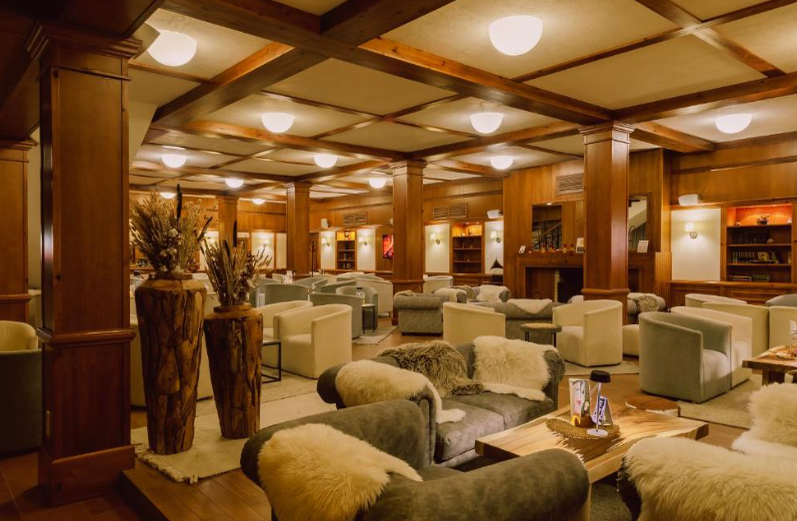 Hotelul Green Life Bansko 4* este situat la poalele muntelui Pirin/ sursă foto: Booking