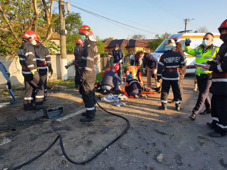 Accident grav pe DN1. O dubiță s-a răsturnat în Prahova, iar un bărbat a decedat