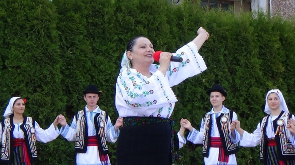 Sora unei cunoscute interprete de muzică populară a murit după ce a căzut de la etajul patru al blocului în care locuia
