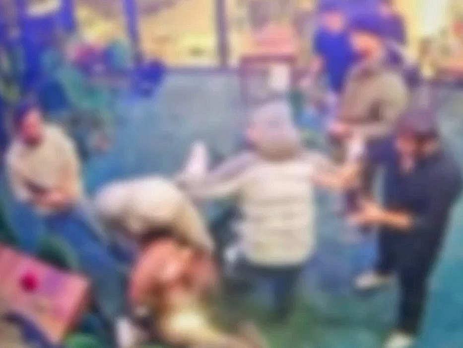 Bătaie ca în filme între mai mulți nepalezi