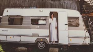 Cum arată autorulota de lux cu care călătorește Dana Rogoz. Are 2 paturi, o zonă de luat masa, dulapuri și sertare