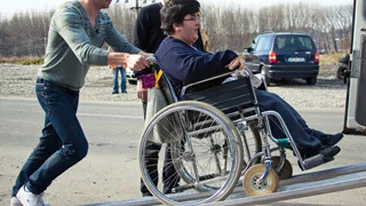 Smiley si Dragos Bucurenci, voluntari in cadrul unei actiuni umanitare