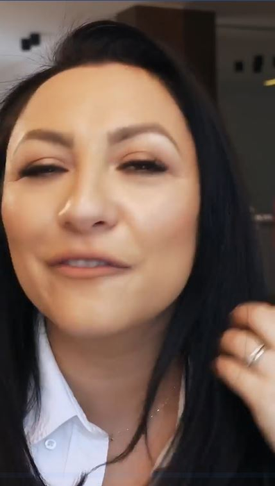 Andra, în ipostaze nemaivăzute până acum! S-a filmat în timp ce se vopsește singură acasă. Ce s-a întâmplat după ce și-a aplicat vopseaua pe păr