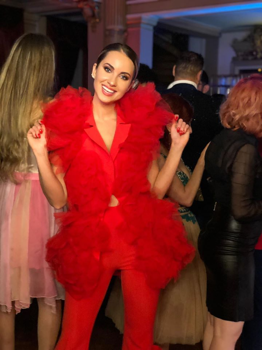 De admirat! Otniela Sandu, fostă concurentă de la Ferma, își croiește singură hainele. Are un dressing uriaș: “Poți să ai toate brandurile din lume, dacă nu…”