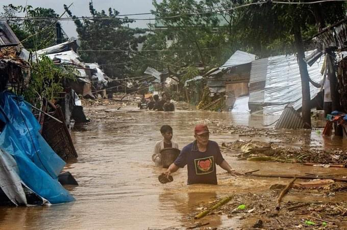 A crescut bilanțul morților din cauza taifunului care a lovit statul Filipine. Salvatorii continuă să caute supraviețuitori | FOTO
