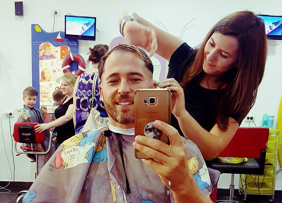DINU MAXER le-a arătat tuturor că i-a vopsit părul băieţelului său! Iată imaginile