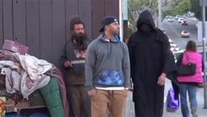 VIDEO Farsa care a facut inconjurul Planetei! Cum reactioneaza oamenii cand Moartea apare pe strada si face asta
