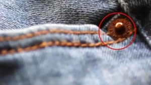 Invenţia care a făcut revoluţie în fabricarea blugilor! La ce foloseşte ACEASTĂ capsă!