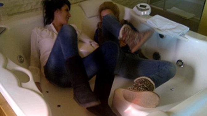 Pamela de Romania si Cristina Roman, dezmat in jacuzzi!