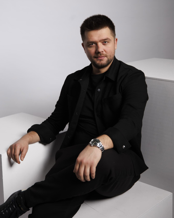 Marian Olteanu îi calcă pe urme lui Mihai Trăistariu. Actorul s-a combinat cu Lolita Cercel, artista generată cu AI: „Fizic e top”