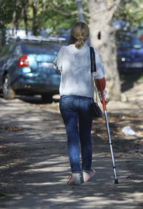 Simona Gherghe a reuşit să "jongleze" cu telefonul şi cârjele, pe drumul spre spital
