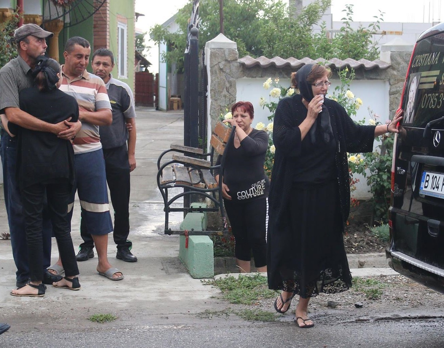 Mama Denisei nu se desprindea de maşina funerară în care se afla sicriul fiicei sale