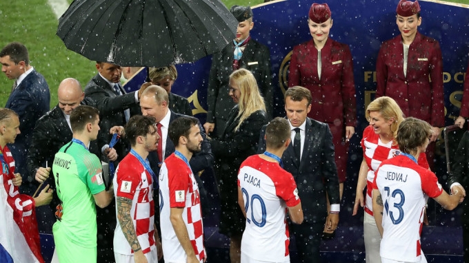 De ce a avut doar Putin umbrelă la finala Cupei Mondiale! Serviciile ar avea explicaţia