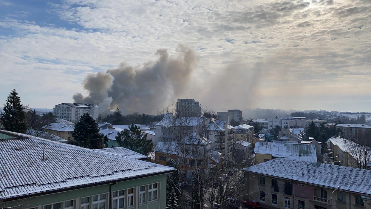 Acoperișul Prefecturii din Suceava a luat foc. Imagini de la fața locului cu incendiu. FOTO