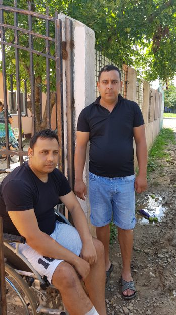Florică (stânga), alături de fratele său, George. Cei doi, într-adevăr, seamănă