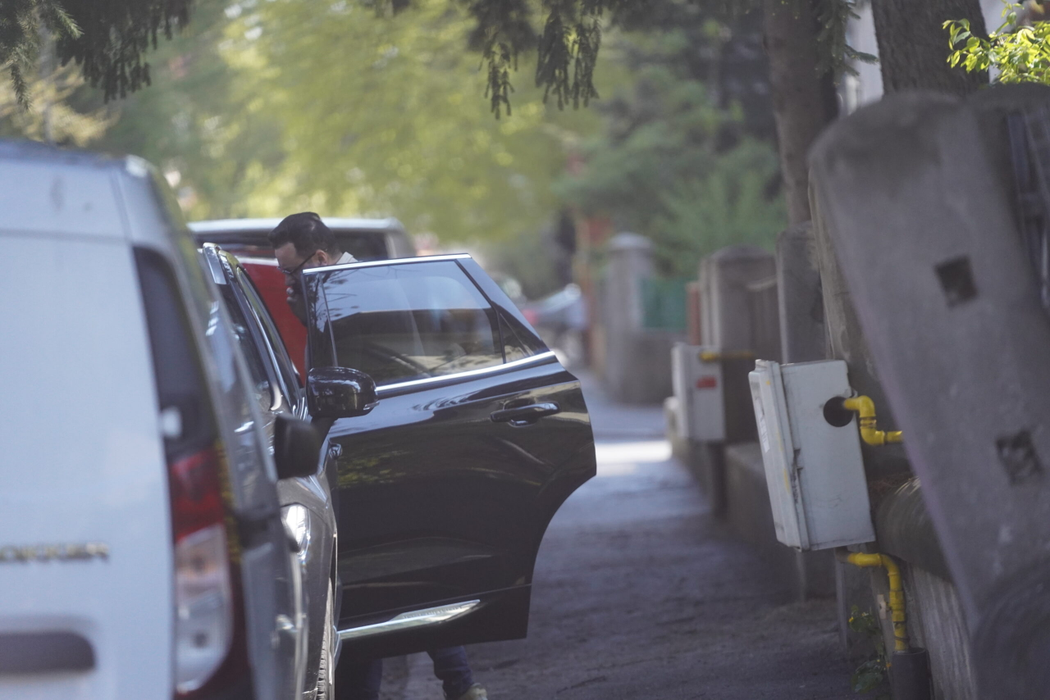 Cătălin Măruță ia ceva de pe bancheta din spate (Foto: CANCAN.RO)
