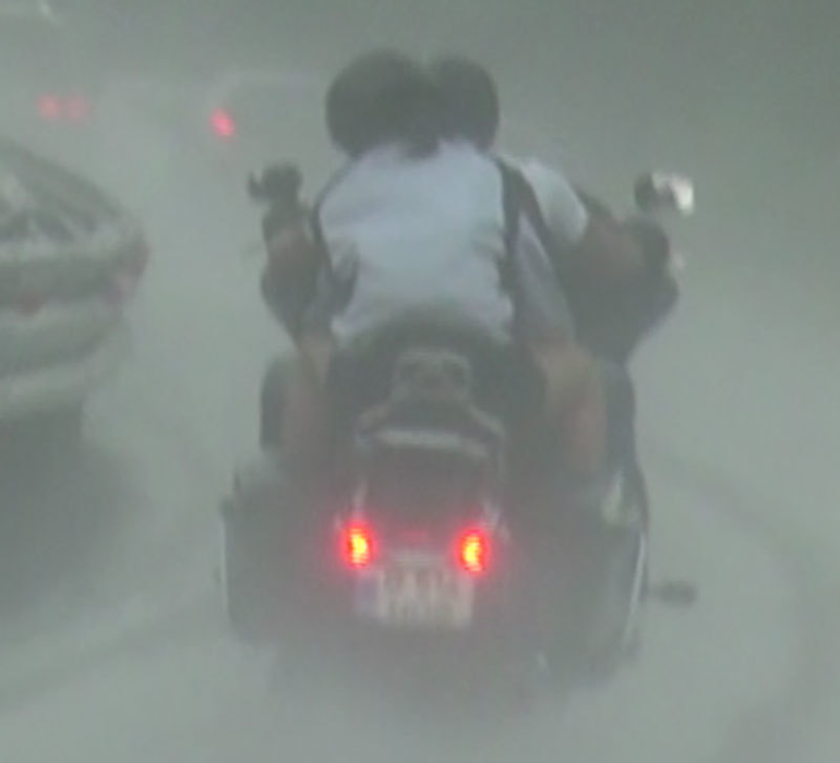 Ploaia nu i-a împiedicat pe Bogdan şi Laura să iasă la o plimbare cu motorul