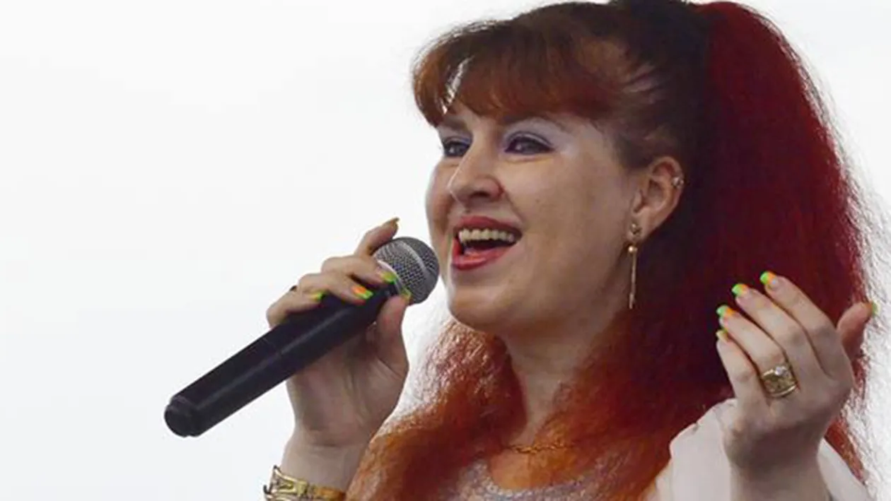 O cantareata de muzica populara a primit propuneri indecente de la alta femeie. S-a intamplat pe un site de socializare