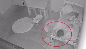 Imagini ireale! Ce s-a văzut pe camera de supraveghere din camera unui bebeluș îți va face pielea de găină: micuțul a fost smucit din pat de o forță supranaturală