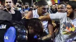 Unul dintre agresorii femeii jandarm care a ajuns în stare gravă la spital ar fi fost identificat: este audiat acum la Poliția Capitalei