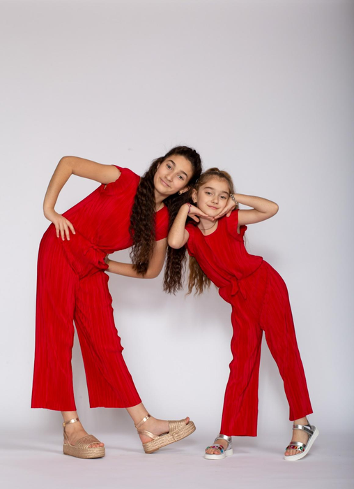 Surorile Anne Marie și Sophia vor urca pe scena de la ”Românii au Talent”