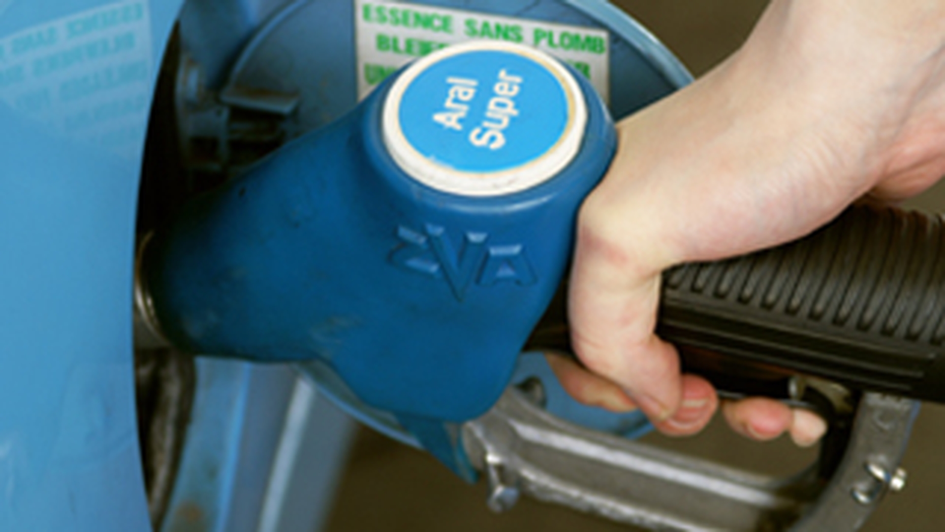 O sa mergem mai mult cu tramvaiul: S-a scumpit din nou benzina