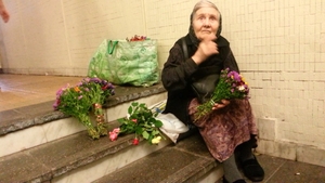 "Am crezut ca imi vine rau!" Vezi ce MINUNE i s-a intamplat profesoarei care vinde flori la metrou!