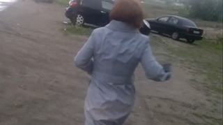 VIDEO Inca mai crezi ca femeile pot conduce?! Soferita asta si-a pierdut masina la propriu! Uite cum alearga dupa ea ca sa urce la volan!