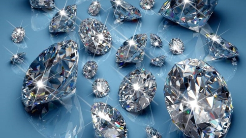 O bătrână din Marea Britanie a devenit milionară după ce a găsit un diamant, din senin, prin casă