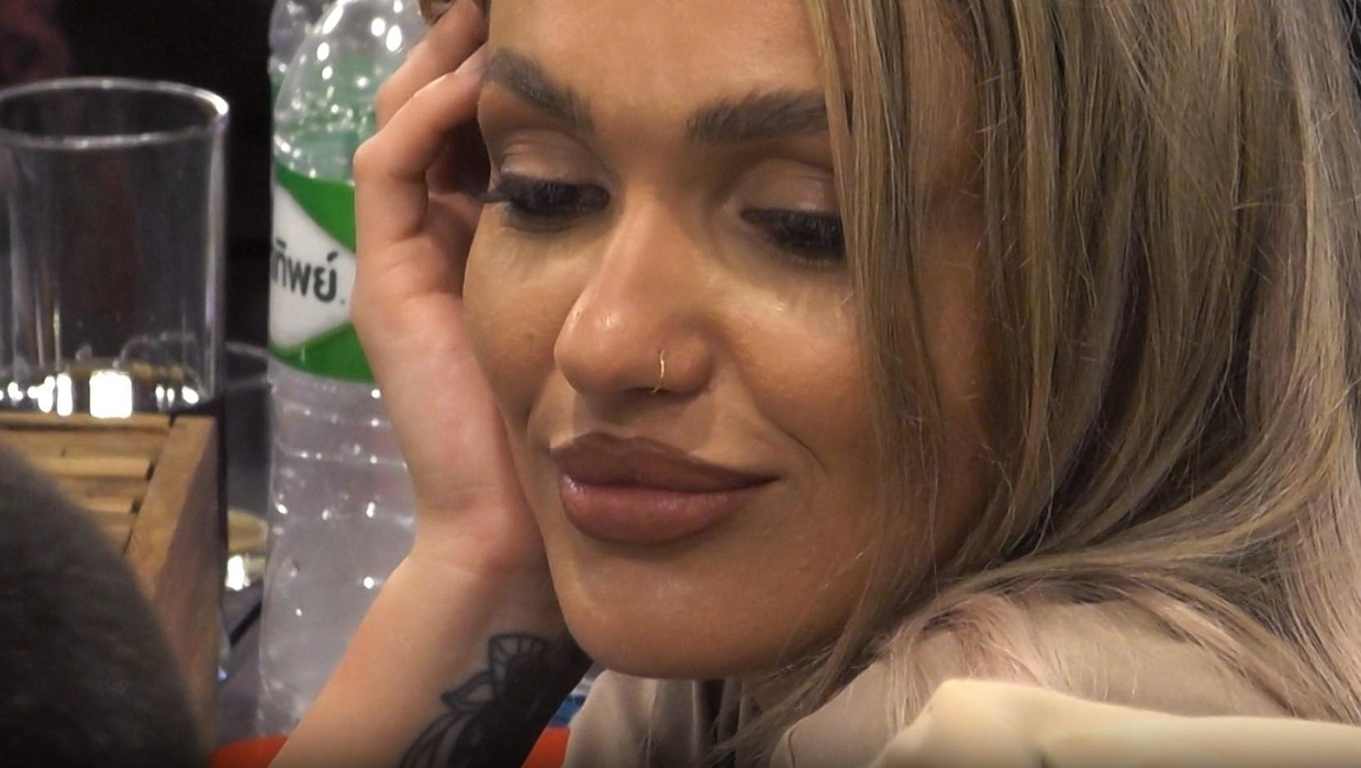 Ella a uitat că e logodită! I-a propus lui Teo să meargă în casă, dar ispita a refuzat-o. Ce i-a scris pe bilețel