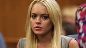 Se practică şi în lumea celebrităţilor. Charlie Sheen a împrumutat-o cu bani pe Linday Lohan, pentru a-şi plăti datoriile la stat