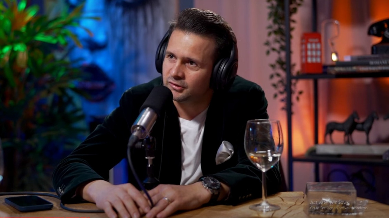 Robert Tudor își povestește drama din spatele zâmbetului strâmb. Sursă foto: captură Youtube