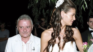 De ce femeile tinere prefera barbati bogati si in varsta? Afla de ce Boureanu, Lis, Ilie Nastase, Columbeanu au sotii tinere?