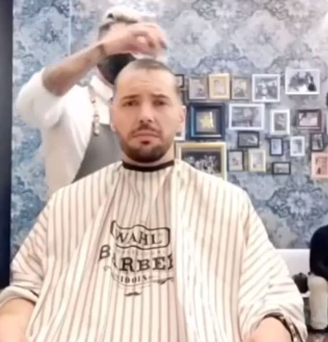 Un frizer, gest impresionant în fața unui client diagnosticat cu temutul cancer! Cum a reacționat bărbatul când a văzut că bărbierul se tunde la zero | VIDEO