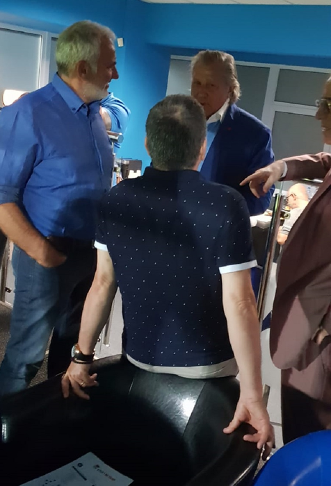 Nasty alături de câțiva prieteni în loja stadionului din Ovidiu