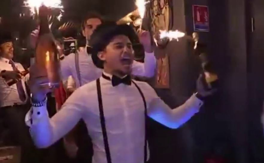 În restaurantul din St. Barths, atmosfera este mereu incendiară