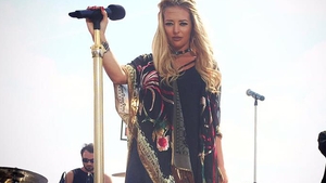 Nimănui nu i-a venit să creadă ce făcea DELIA înainte de-a urca pe scena de la Media Music Awards. Chiar artista a „scăpat“ poza pe Facebook