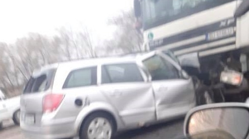 Accident tragic în Argeș. Un autoturism a intrat în coliziune cu un TIR. Șoferul a decedat pe loc