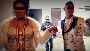 Cum s-a ținut o nuntă la Strehaia în pandemie: Cântăreții, cu măști, mireasa, îmbrăcată bine! Ce dedicații s-au dat