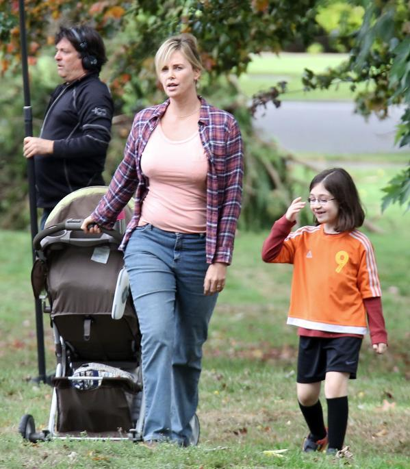 Actriţa CHARLIZE THERON, de nerecunoscut! S-a îngrăşat 15 kilograme şi a fost fotografiată aşa într-un parc