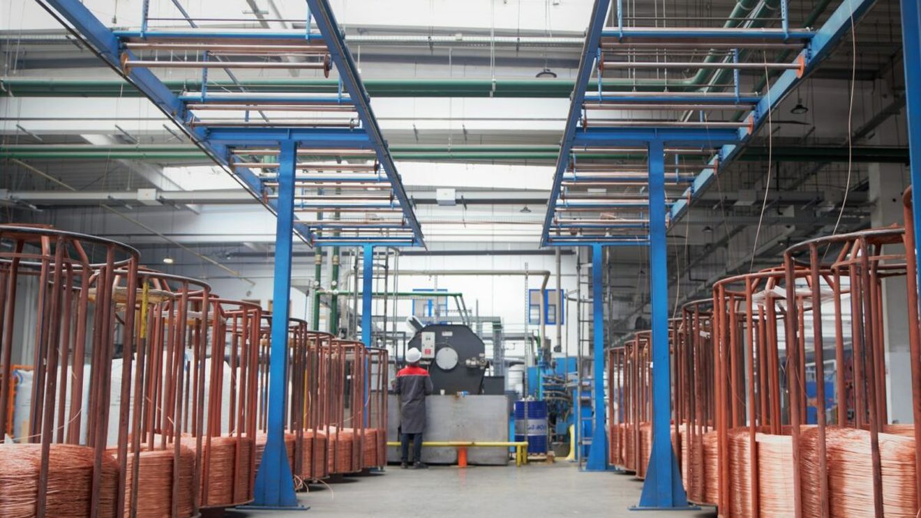 O companie de cabluri electrice oferă salarii nete care ajung la 10.000 de lei. Cazarea plătită integral