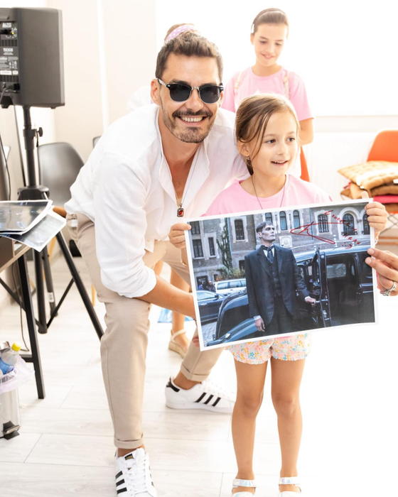 George Burcea se bucură mereu de compania fanilor săi / Sursă foto Facebook