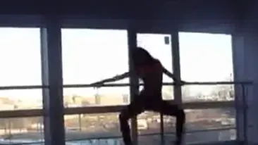 Credeai ca balerinele nu stiu sa danseze decat Lacul lebedelor? Uite cat de sexy este gagica asta cu poante, dansand foarte excitant!
