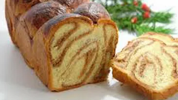 Ai ramas cu cozonac uscat dupa Craciun? MasterChef-ul Alex Cirtu te invata cum sa faci un desert de te lingi pe degete