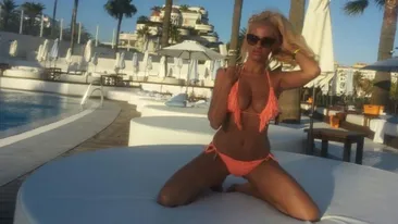 Sanziana Buruiana a innebunit barbatii de pe o plaja din Spania. A facut o adevarata parada a moda a costumelor de baie