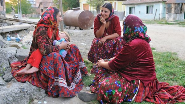 O româncă a fost adoptată la naștere de o familie de căldărari. Copila blondă cu ochi albaștri a crescut cu tradițiile țigănești. Cum arată acum, după 20 de ani