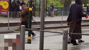 Imagini inedite într-o stație de autobuz din Suedia. Ce animal domestic plimbă o femeie în ham. FOTO